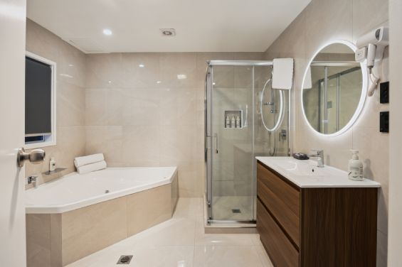 Luxury Spa Suite - bathroom